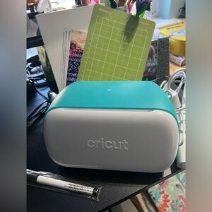Cricut Joy Machine in Aqua and White